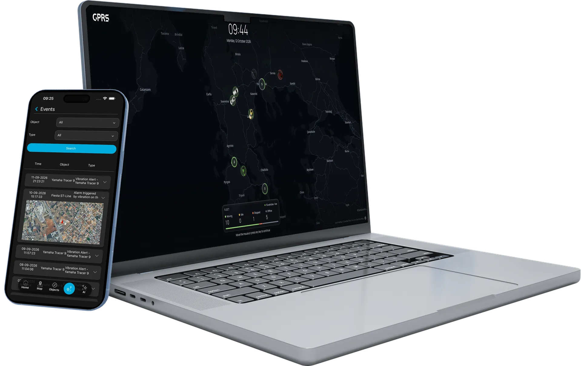 Platforma de management al flotelor GPRS pe un laptop, cu ecranul de așteptare care arată flota pe o hartă întunecată a Greciei, sub un ceas și starea flotei, iar în fața lui, pe un iPhone, evenimentele din aplicația GPRS