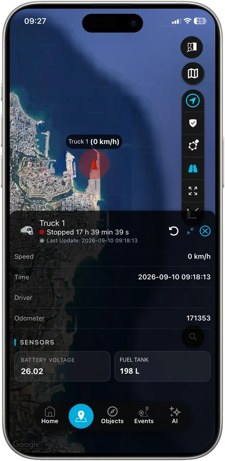 Die SKYTRACK-App auf einem Smartphone zeigt einen stehenden Lkw auf einer Satellitenkarte, mit Geschwindigkeit, Kilometerstand, Batteriespannung und Tankfüllstand