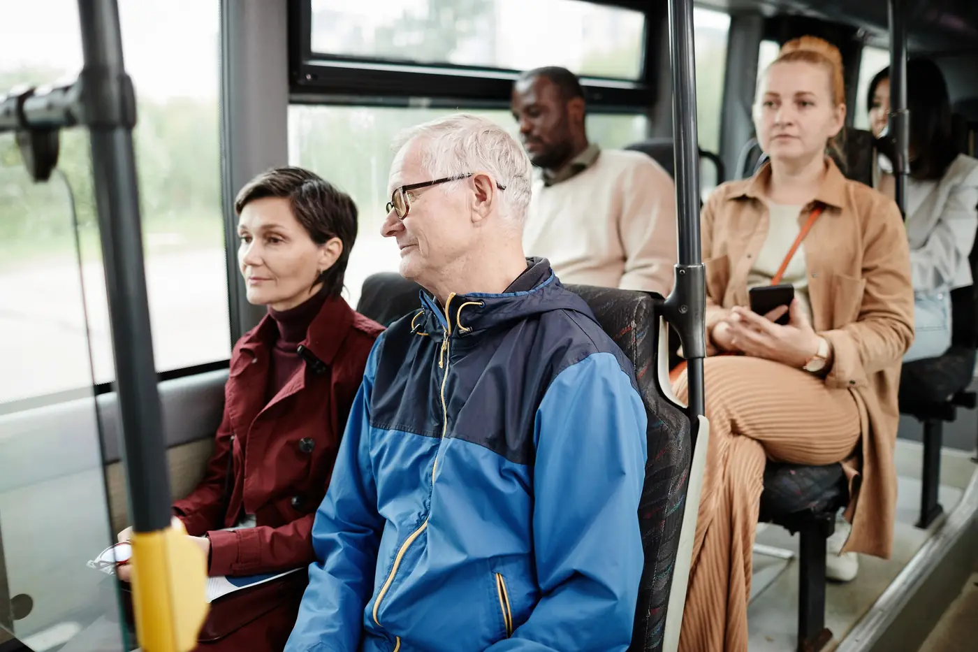Fahrgäste sitzen in einem Stadtbus