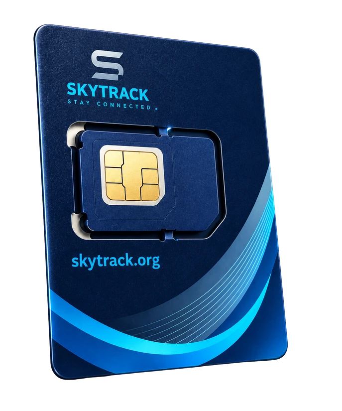 Eine SKYTRACK SIM-Karte in ihrem dunkelblauen Kartenträger mit dem Aufdruck skytrack.org