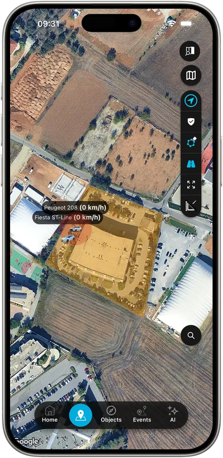 La app de SKYTRACK en un iPhone, mostrando una zona dibujada en un mapa satelital, con los vehículos que hay dentro